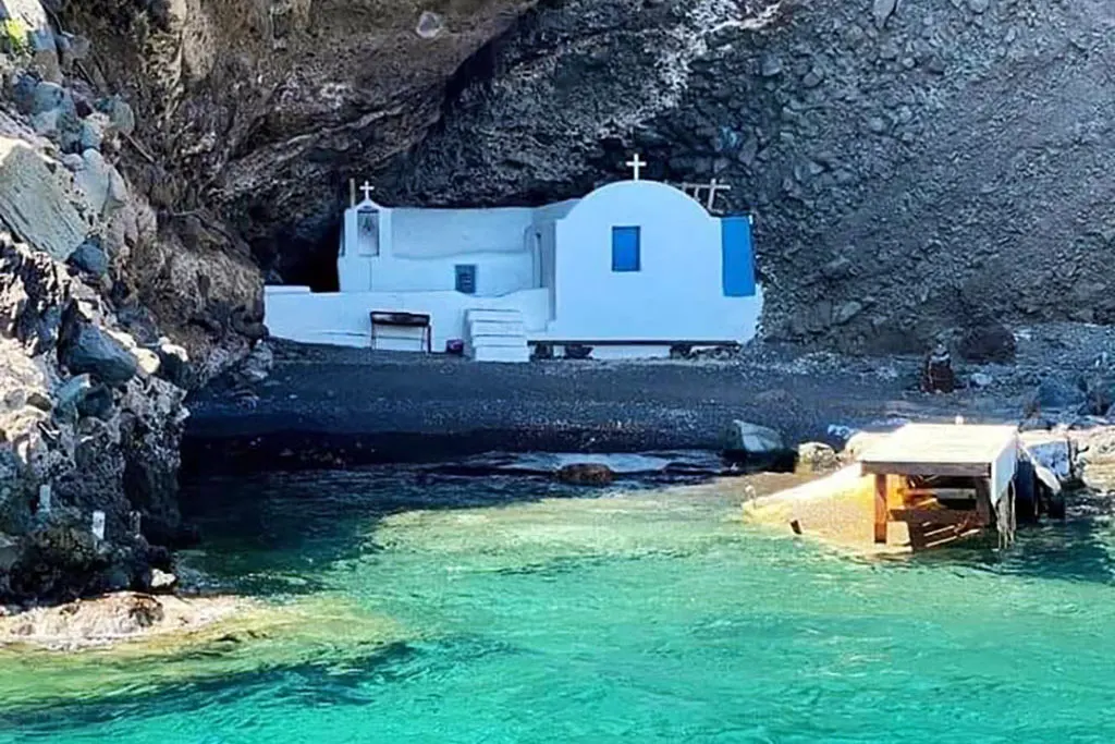 Efta Pedes Chapel Santorini